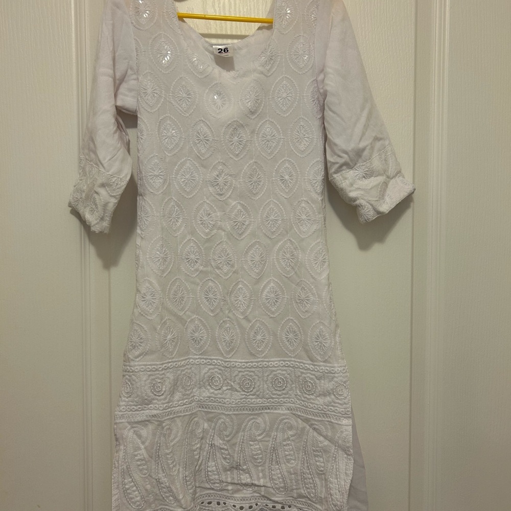 Girls White Embroidered Kurti – Size 26